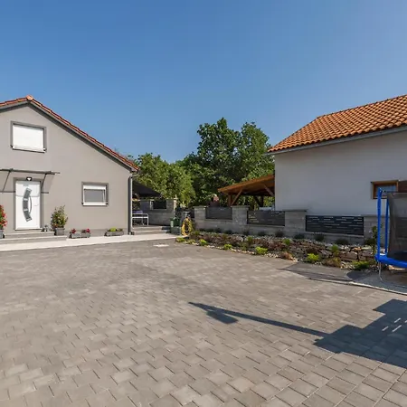 Holiday home Beautiful In With Wifi Peroj